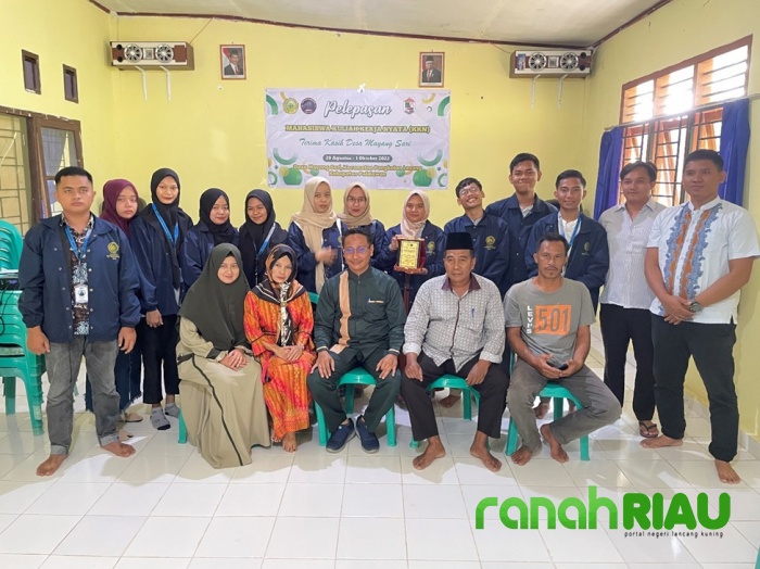 Rombongan KKN Mahasiswa UMRI serahkan 6 pasang tong sampah saat acara Perpisahan